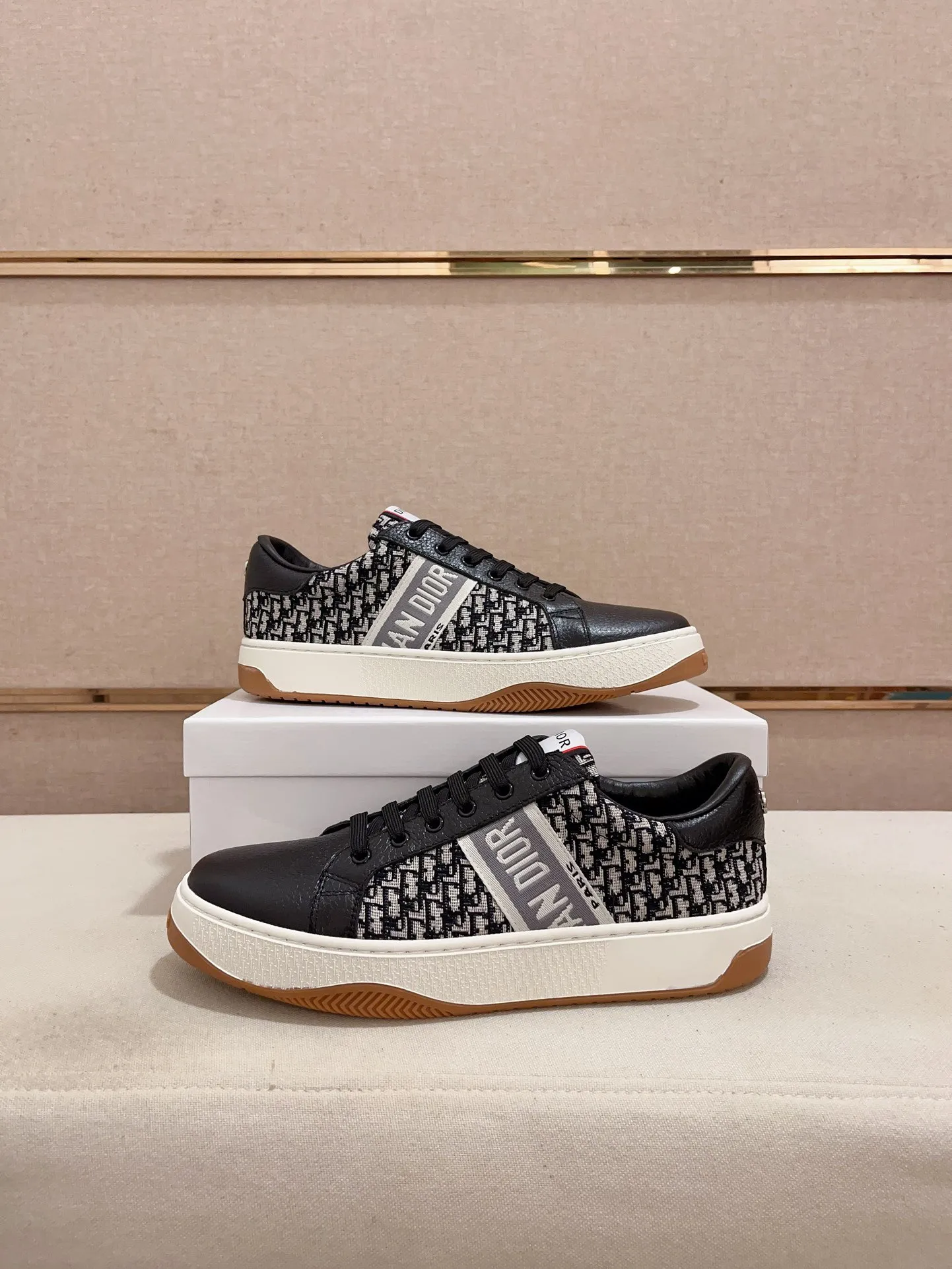 Factory price: 420💰[Dior·Dior] New casual sports style men's shoes, new spring and summer design, perfect workmanship, lace-up lazy style to create wardrobe quality, upper: imported first-layer cowhide, sheepskin lining is soft and comfortable, ultra-light TPU wear-resistant outsole, simple, versatile fashion men's shoes, excellent color code number 38--44. (Can be customized for 45 non-refundable)